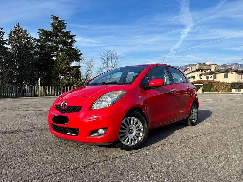 Usata 2010 Toyota Yaris Tre volumi | 6200 € (Cara) - Immagine 1/4