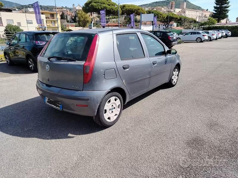 Usata Fiat Punto Dynamic 69 CV (50 kW) 2004 Grigio Utilitaria