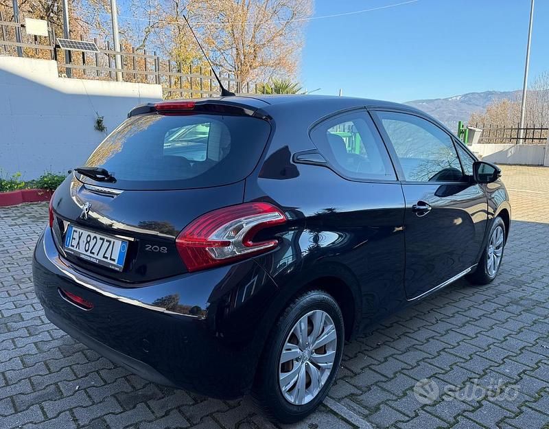 Usata Peugeot 208 Allure 68 CV (50 kW) 2015 Nero Utilitaria