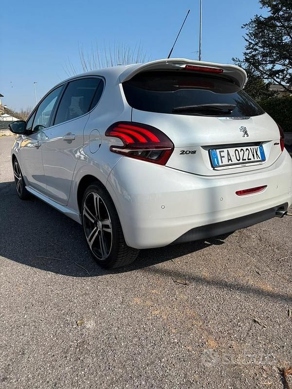 Usata Peugeot 208 GT-line 110 CV (80 kW) 2015 Bianco Utilitaria