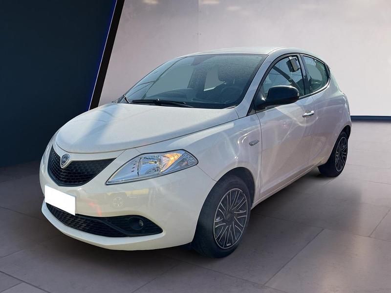 Usata Lancia Ypsilon Gold 70 CV (51 kW) 2021 Bianco Utilitaria