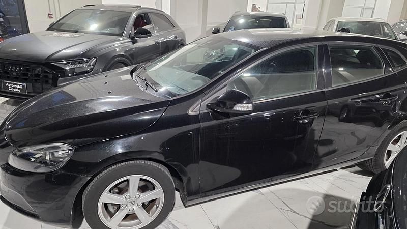 Usata Volvo V40 Business Edition 119 CV (87 kW) 2018 Nero Berlina