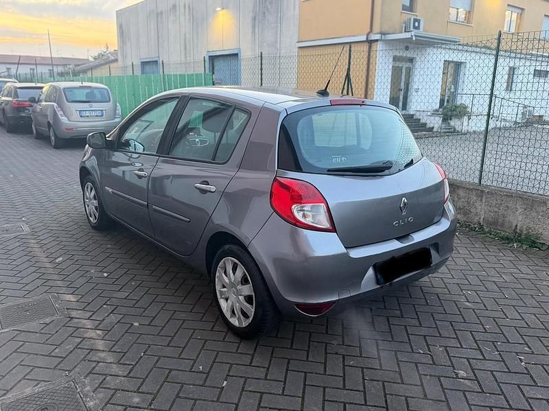 Usata Renault Clio II Dynamique 75 CV (55 kW) 2010 Grigio Berlina