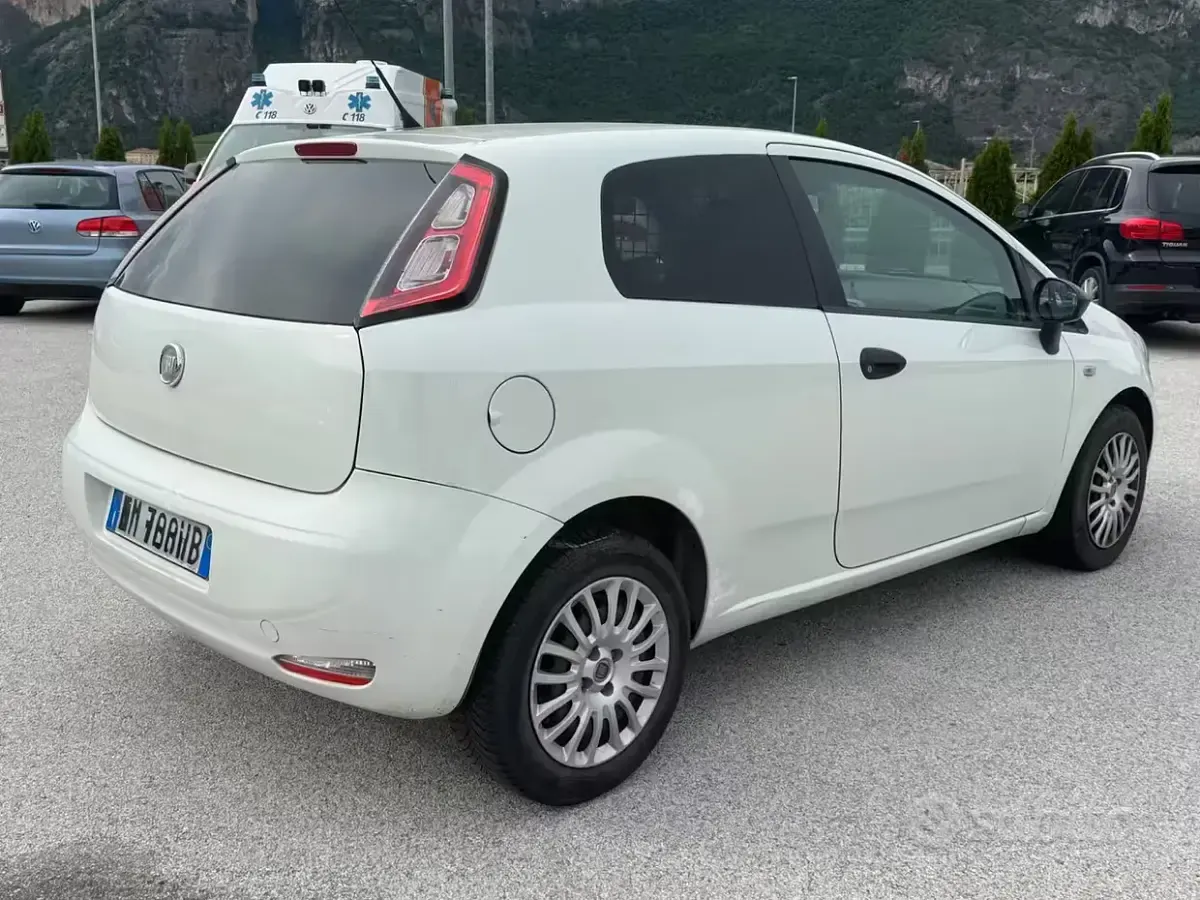Usata Fiat Punto 75 CV (55 kW) 2012 Bianco Utilitaria