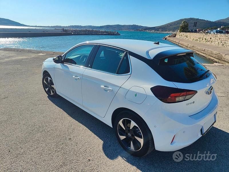 Usata Opel Corsa-e Elegance 100 kW (136 CV) 2021 Bianco Utilitaria