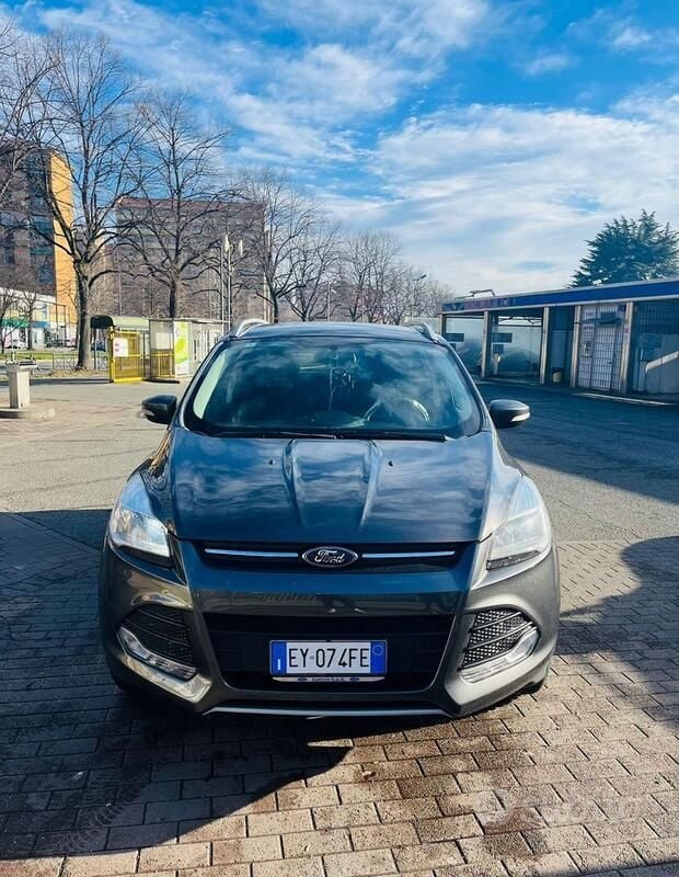 Grigio Usata 2015 Ford Kuga SUV | 9500 € (Buon prezzo) - Immagine 1/4