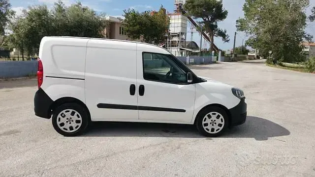Usata Fiat Doblò Easy 101 CV (74 kW) 2022 Bianco Monovolume