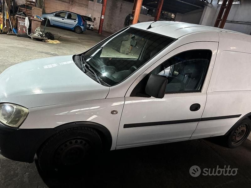 Usata Opel Combo 69 CV (50 kW) 2005 Bianco Monovolume