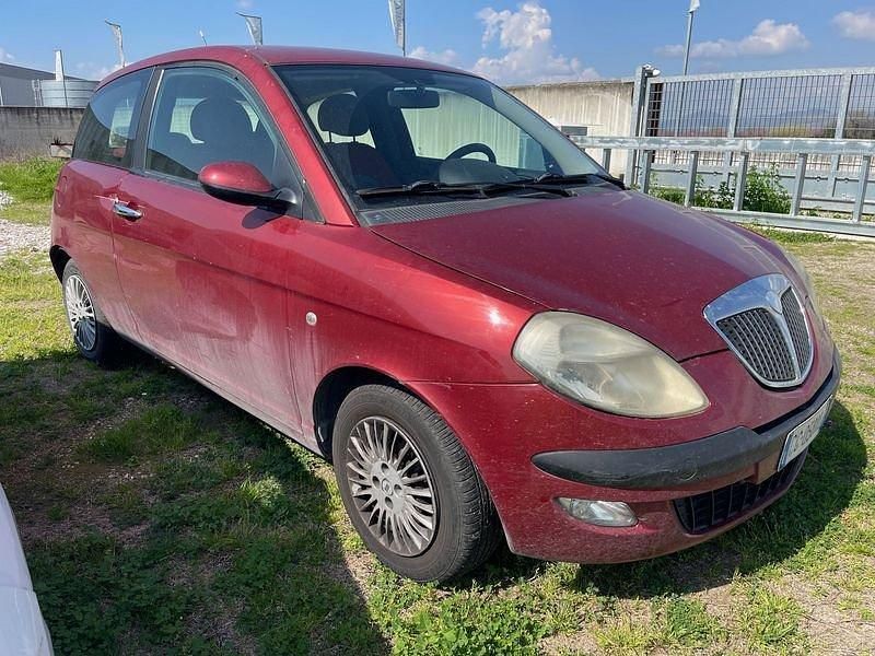 Usata Lancia Ypsilon 70 CV (51 kW) 2004 Rosso Utilitaria