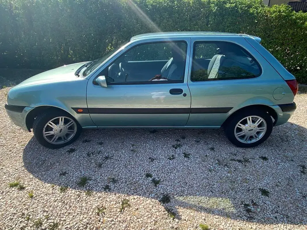 Usata Ford Fiesta Zetec 75 CV (55 kW) 2000 Verde Utilitaria