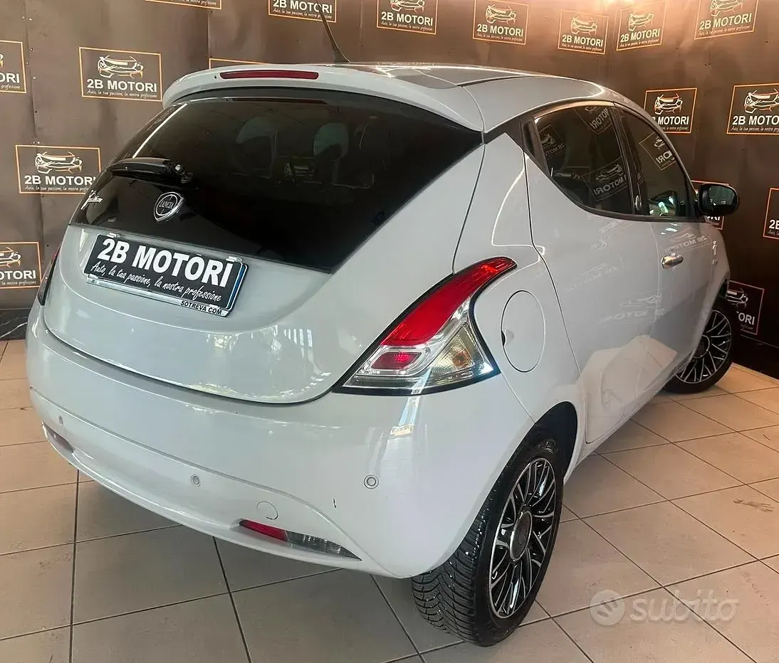 Usata Lancia Ypsilon Gold 69 CV (50 kW) 2016 Grigio Utilitaria