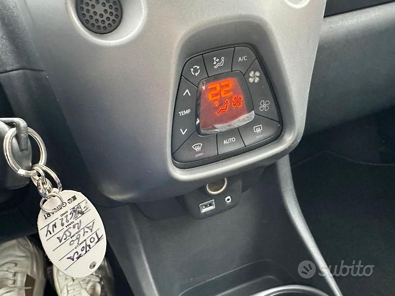 Usata Toyota Aygo X-cite 72 CV (52 kW) 2019 Rosso Utilitaria