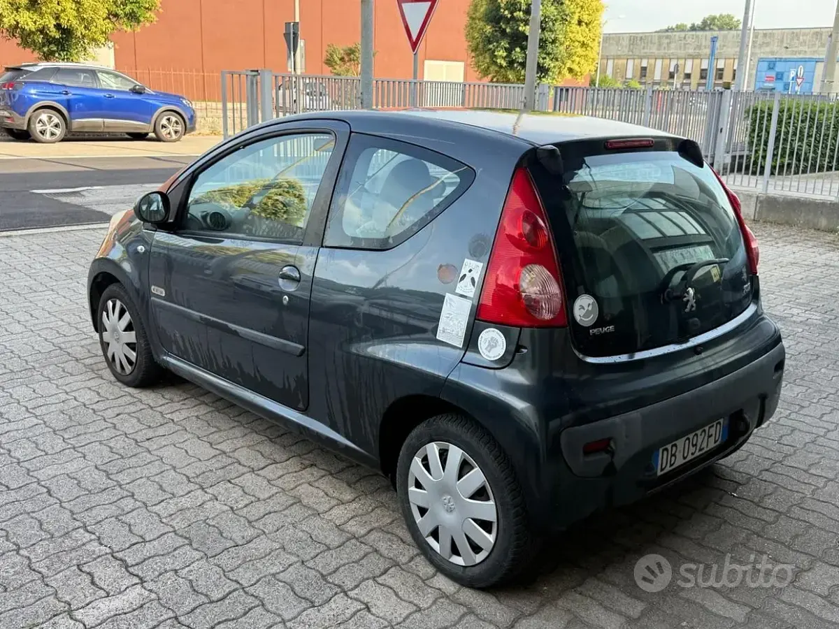 Usata Peugeot 107 68 CV (50 kW) 2006 Grigio Utilitaria