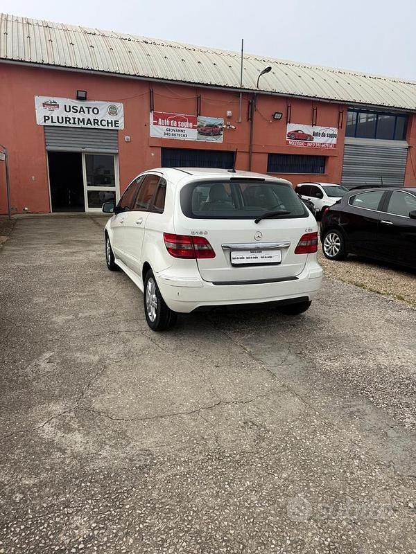Usata Mercedes A180 Premium 109 CV (80 kW) 2011 Bianco Berlina