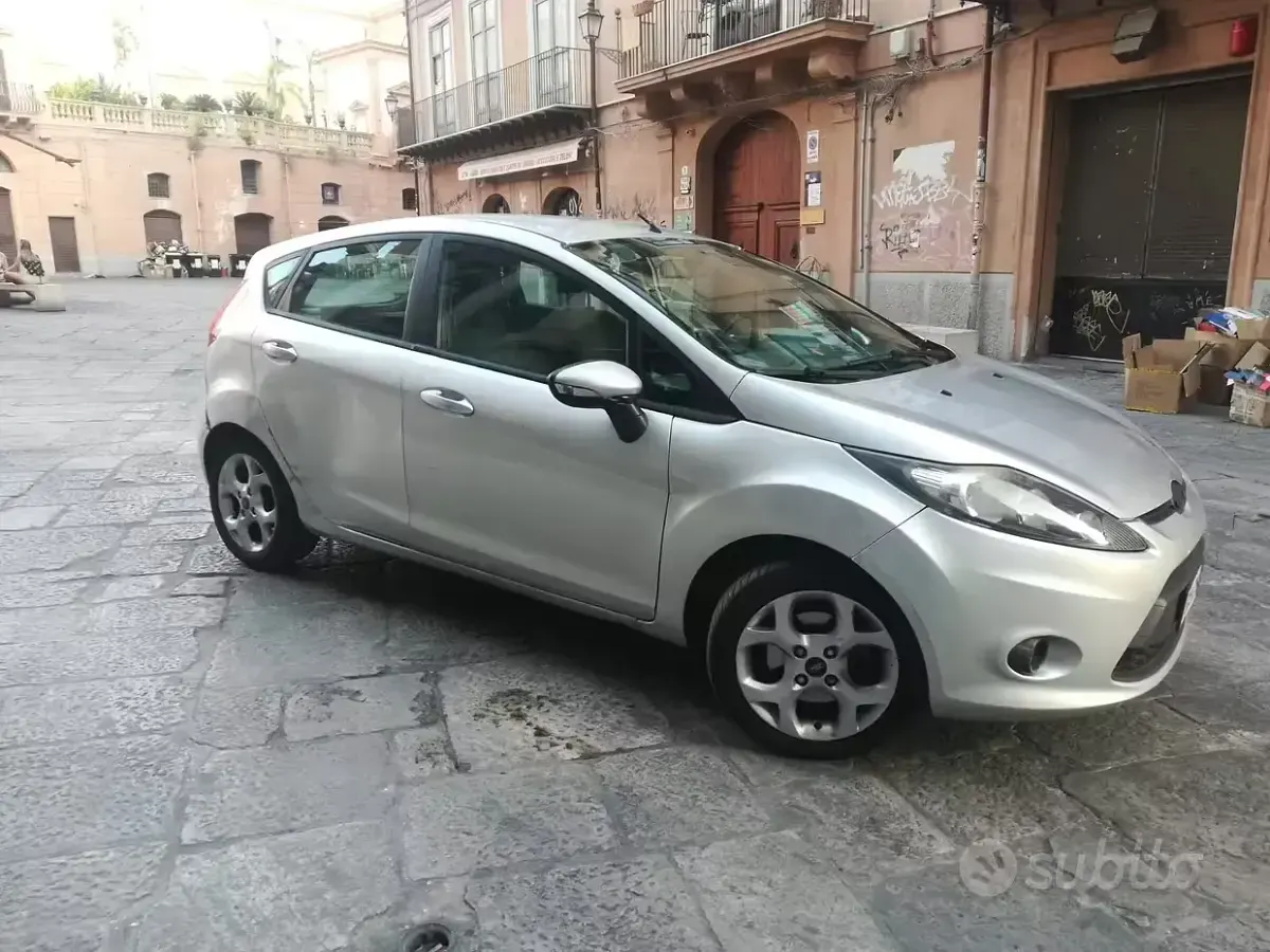 Usata Ford Fiesta 82 CV (60 kW) 2009 Grigio Berlina