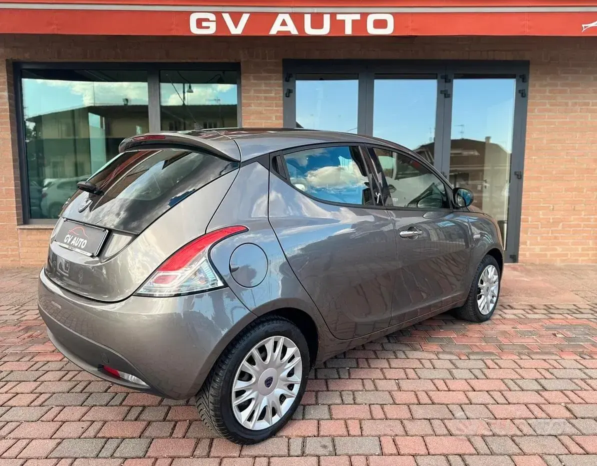 Usata Lancia Ypsilon Silver 69 CV (50 kW) 2016 Grigio Utilitaria