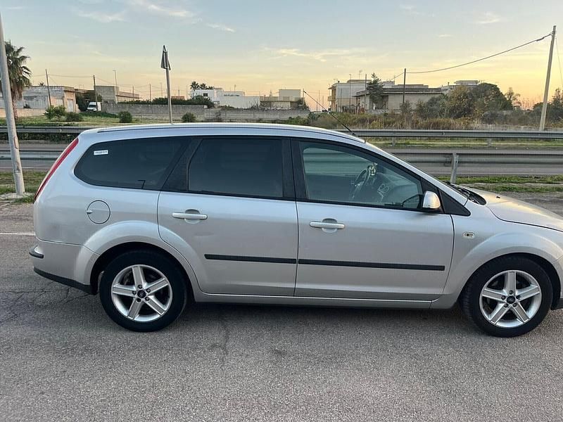 Usata Ford Focus Ghia 90 CV (66 kW) 2006 Argento Station wagon
