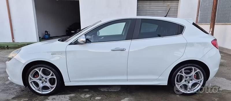 Usata Alfa Romeo Giulietta Veloce 140 CV (102 kW) 2011 Bianco Utilitaria