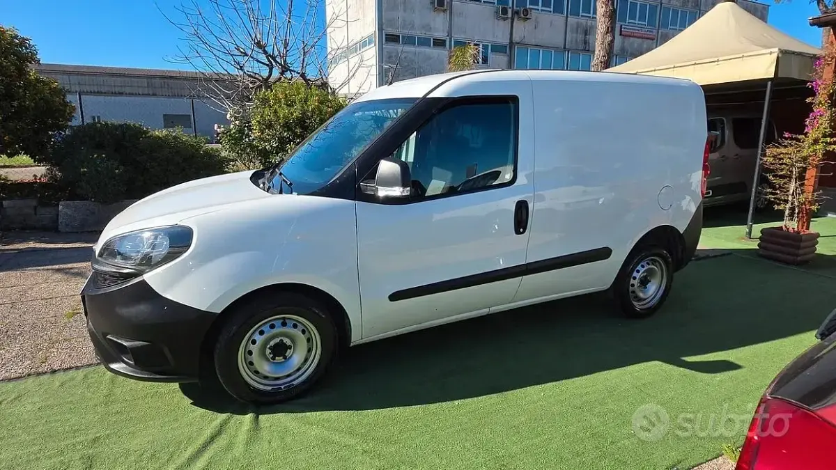 Usata Fiat Doblò S 105 CV (77 kW) 2022 Bianco Monovolume