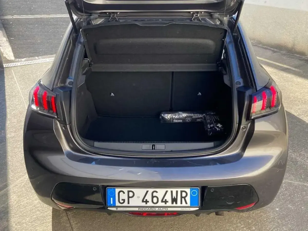 Usata Peugeot 208 Allure 101 CV (74 kW) 2023 Grigio Utilitaria