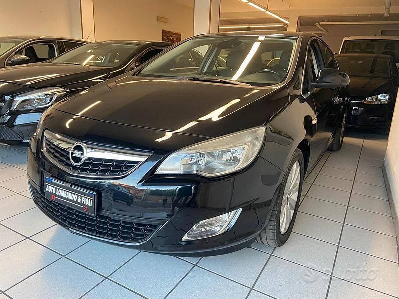 Usata Opel Astra 125 CV (91 kW) 2012 Nero Berlina
