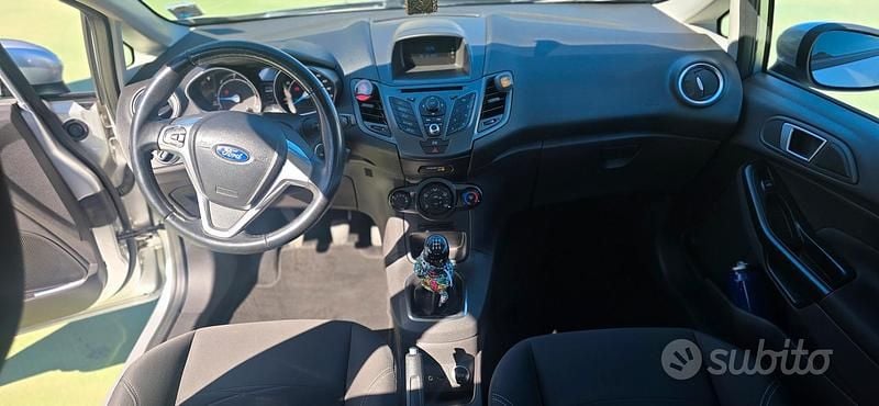 Usata Ford Fiesta 75 CV (55 kW) 2012 Grigio Utilitaria