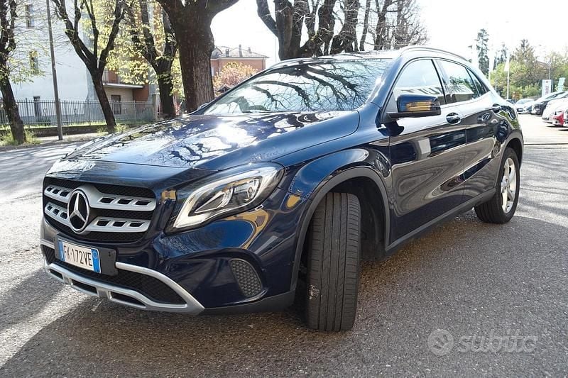 Usata Mercedes GLA180 Premium 109 CV (80 kW) 2017 Blu/azzurro SUV
