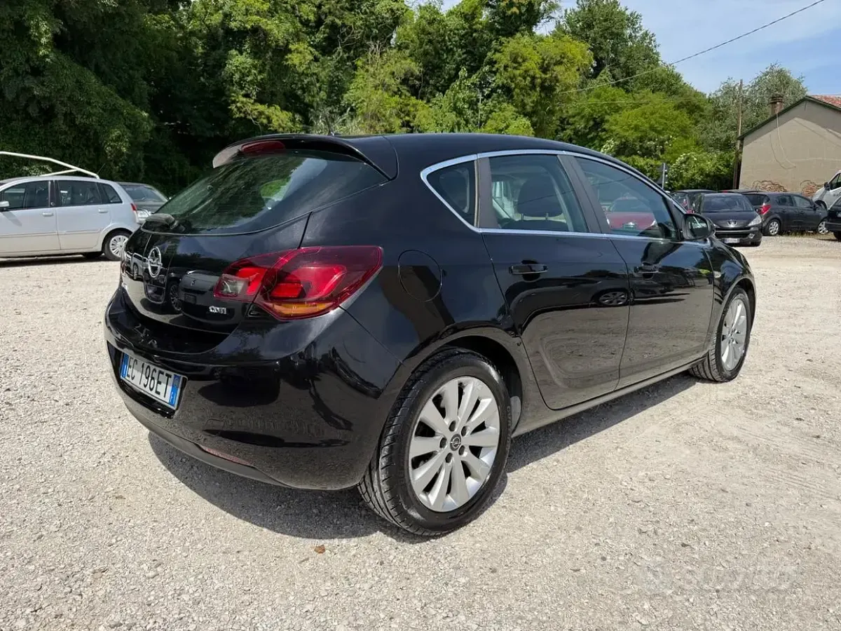 Usata Opel Astra 125 CV (91 kW) 2010 Nero Berlina