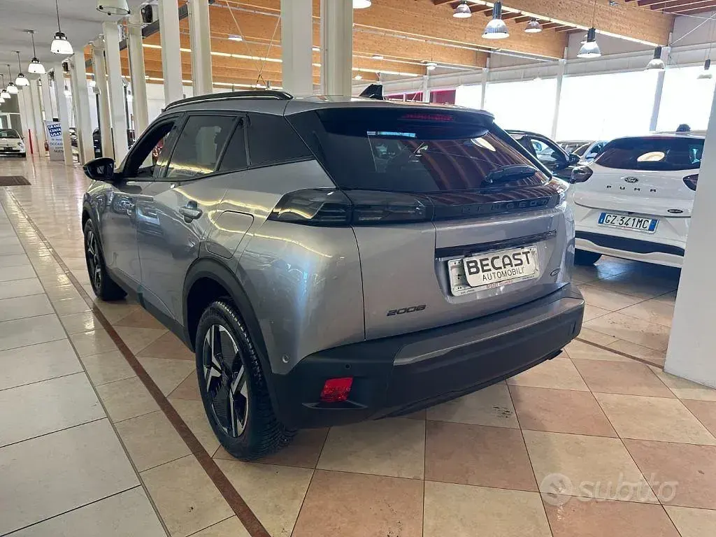 Usata Peugeot 2008 Allure 101 CV (74 kW) 2024 Grigio metallizzato SUV