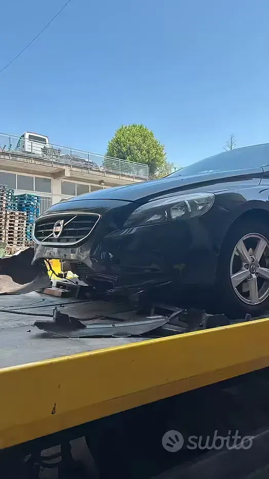 Usata Volvo V40 120 CV (88 kW) 2015 Nero Berlina