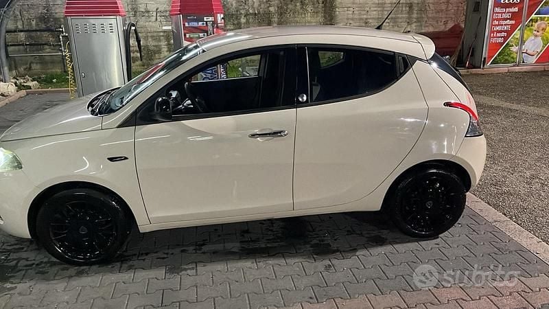 Usata Lancia Ypsilon 69 CV (50 kW) 2016 Bianco Utilitaria