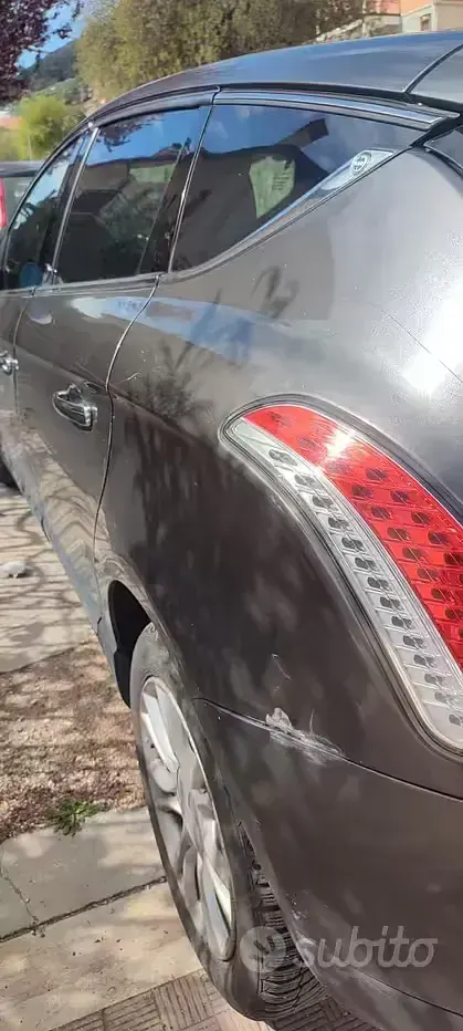 Usata Lancia Delta 120 CV (88 kW) 2012 Grigio Utilitaria