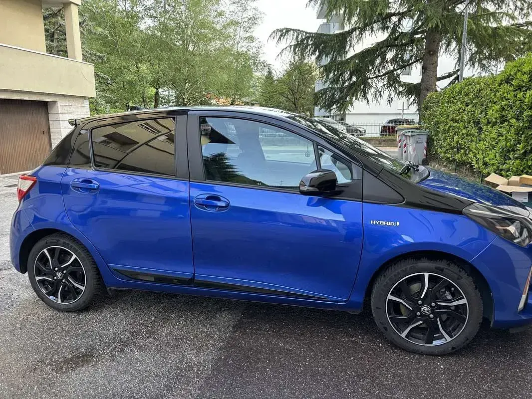 Usata Toyota Yaris Hybrid Edition 73 CV (53 kW) 2018 Blu/azzurro Berlina