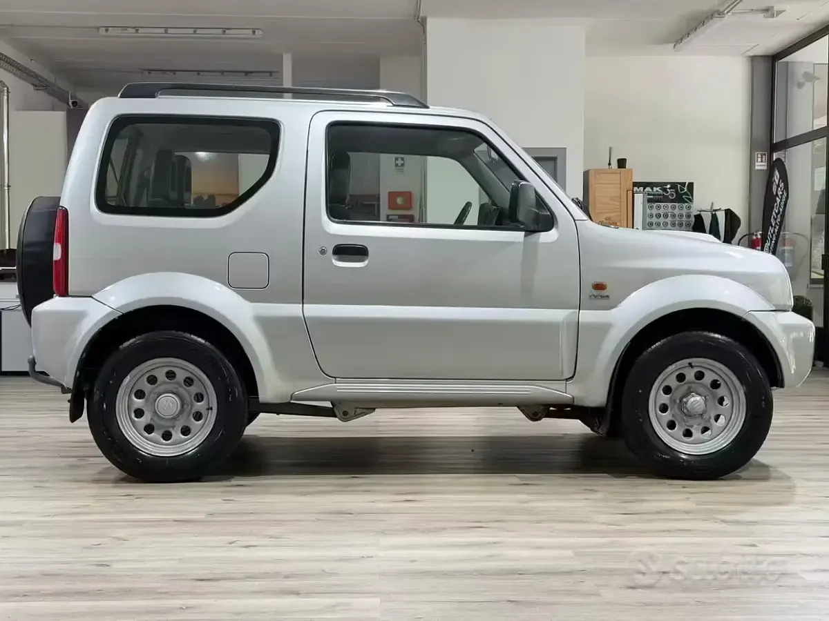 Usata Suzuki Jimny 65 CV (47 kW) 2005 Grigio SUV