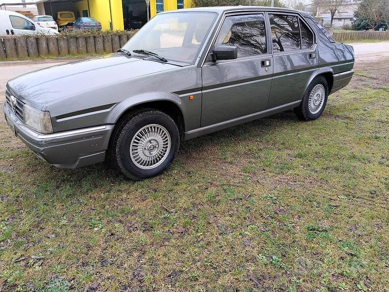 Usata Alfa Romeo 90 120 CV (88 kW) 1986 Grigio Berlina