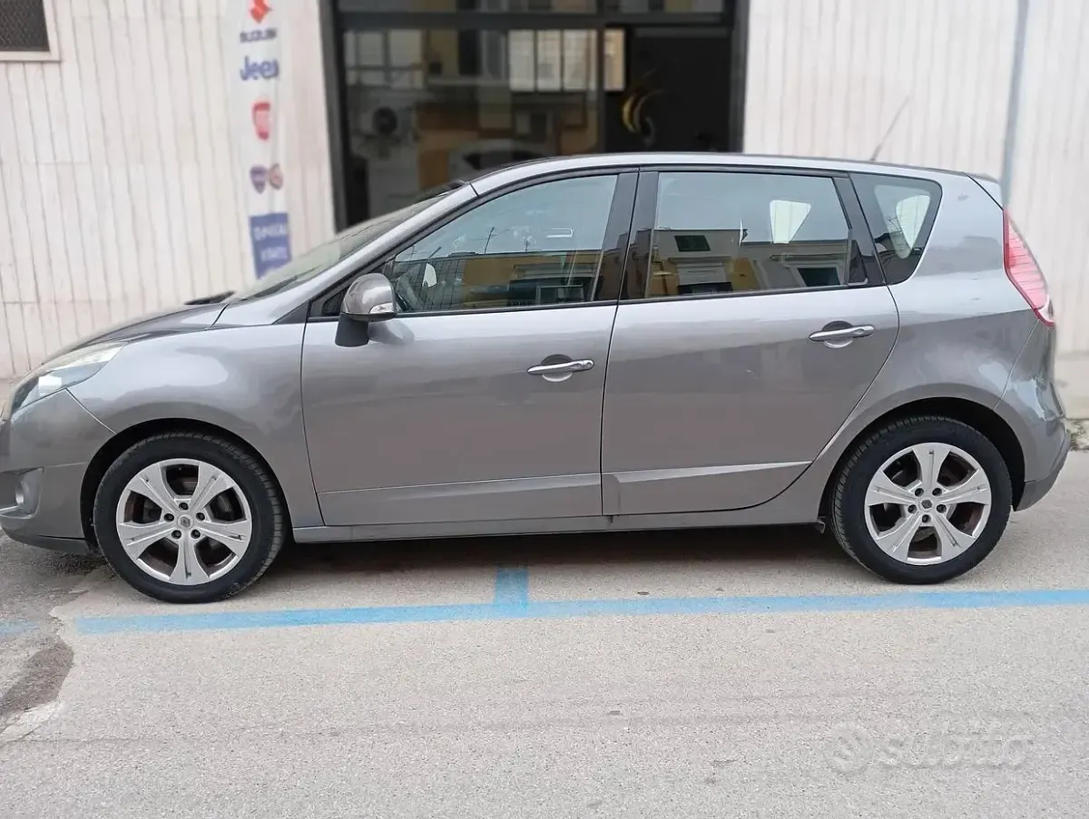 Usata Renault Scénic 110 CV (80 kW) 2010 Grigio Monovolume