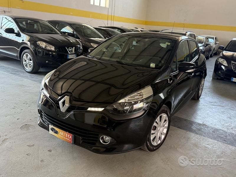 Nero Usata 2015 Renault Clio IV Tre volumi | 4950 € (Ottimo prezzo) - Immagine 1/4