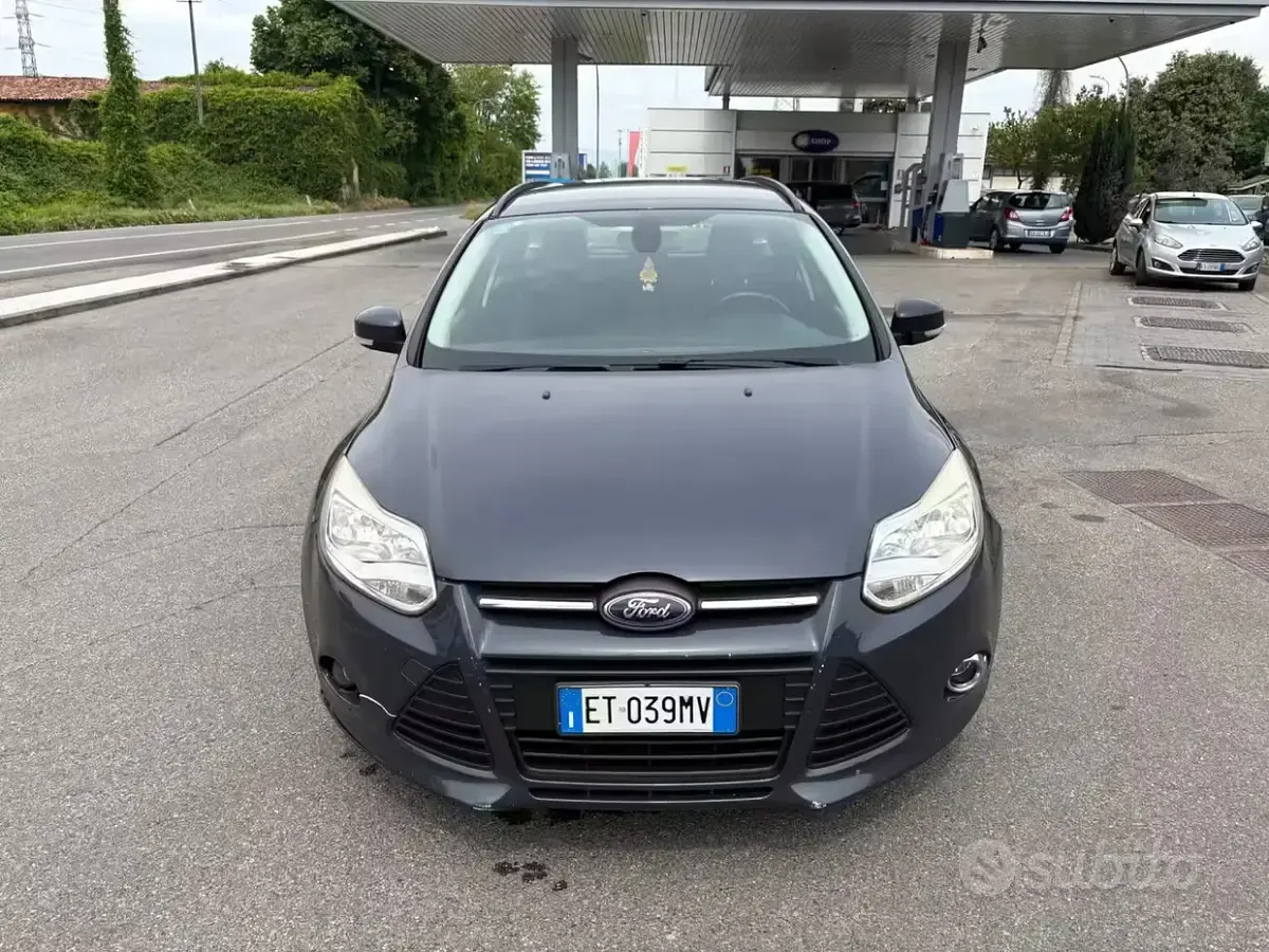 Usata Ford Focus 95 CV (69 kW) 2013 Grigio Station wagon