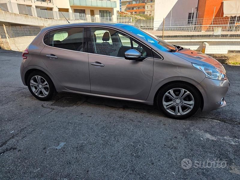 Usata Peugeot 208 95 CV (69 kW) 2012 Utilitaria