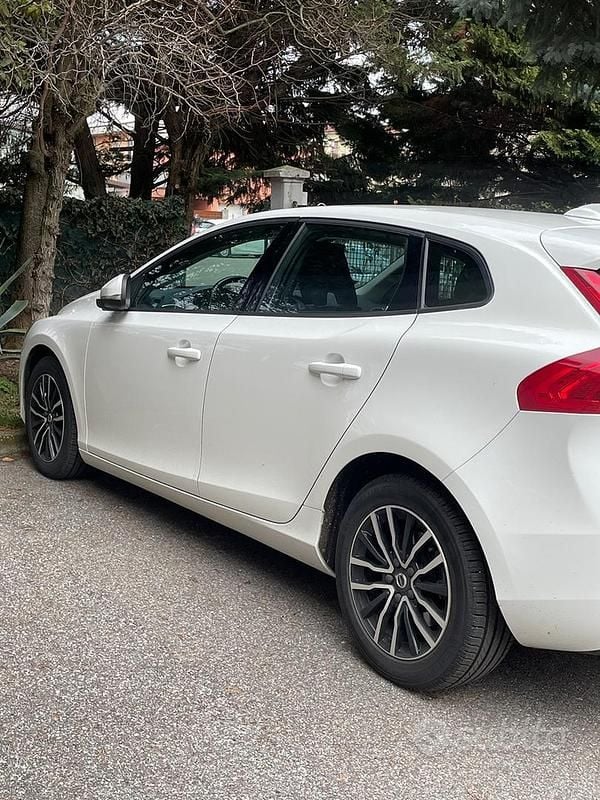 Usata Volvo V40 122 CV (89 kW) 2018 Bianco Berlina