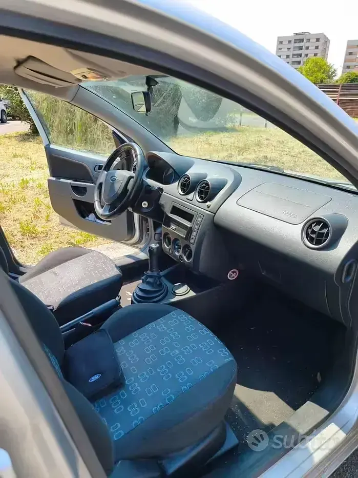 Usata Ford Fiesta 75 CV (55 kW) 2004 Grigio Utilitaria