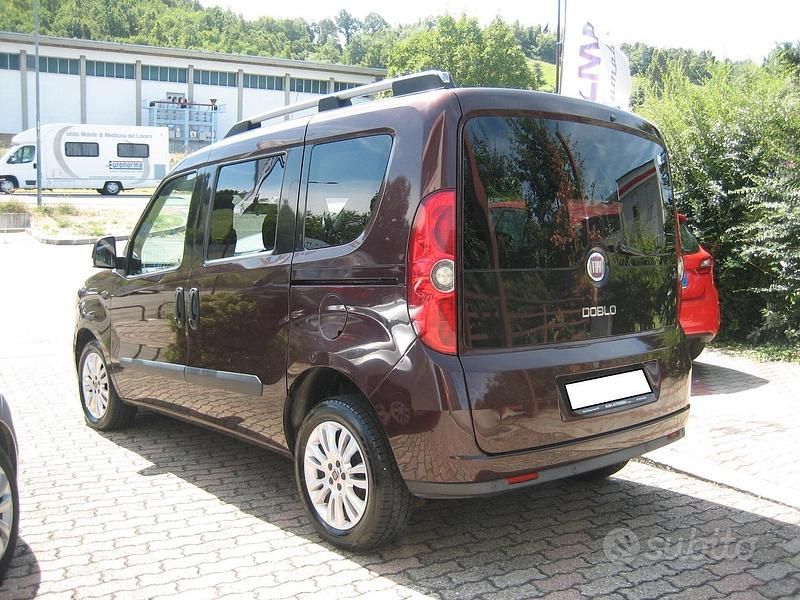 Usata Fiat Doblò Emotion 90 CV (66 kW) 2011 Marrone Monovolume