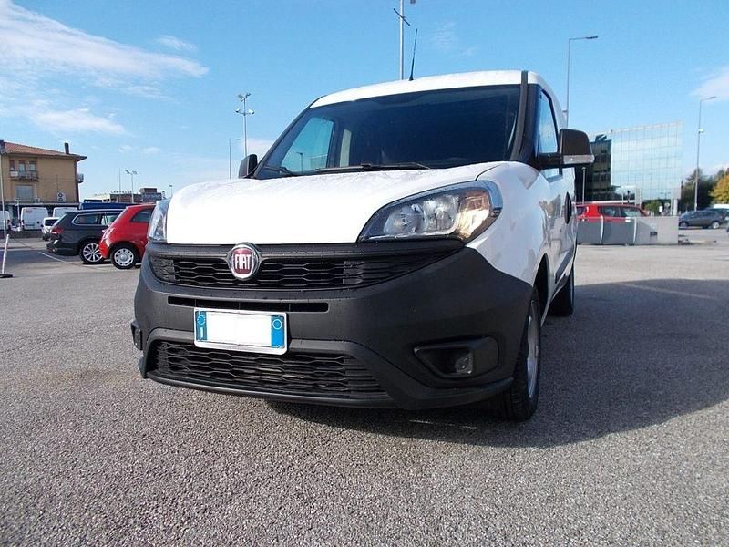 Usata Fiat Doblò Lounge 95 CV (69 kW) 2021 Bianco / pastello Monovolume