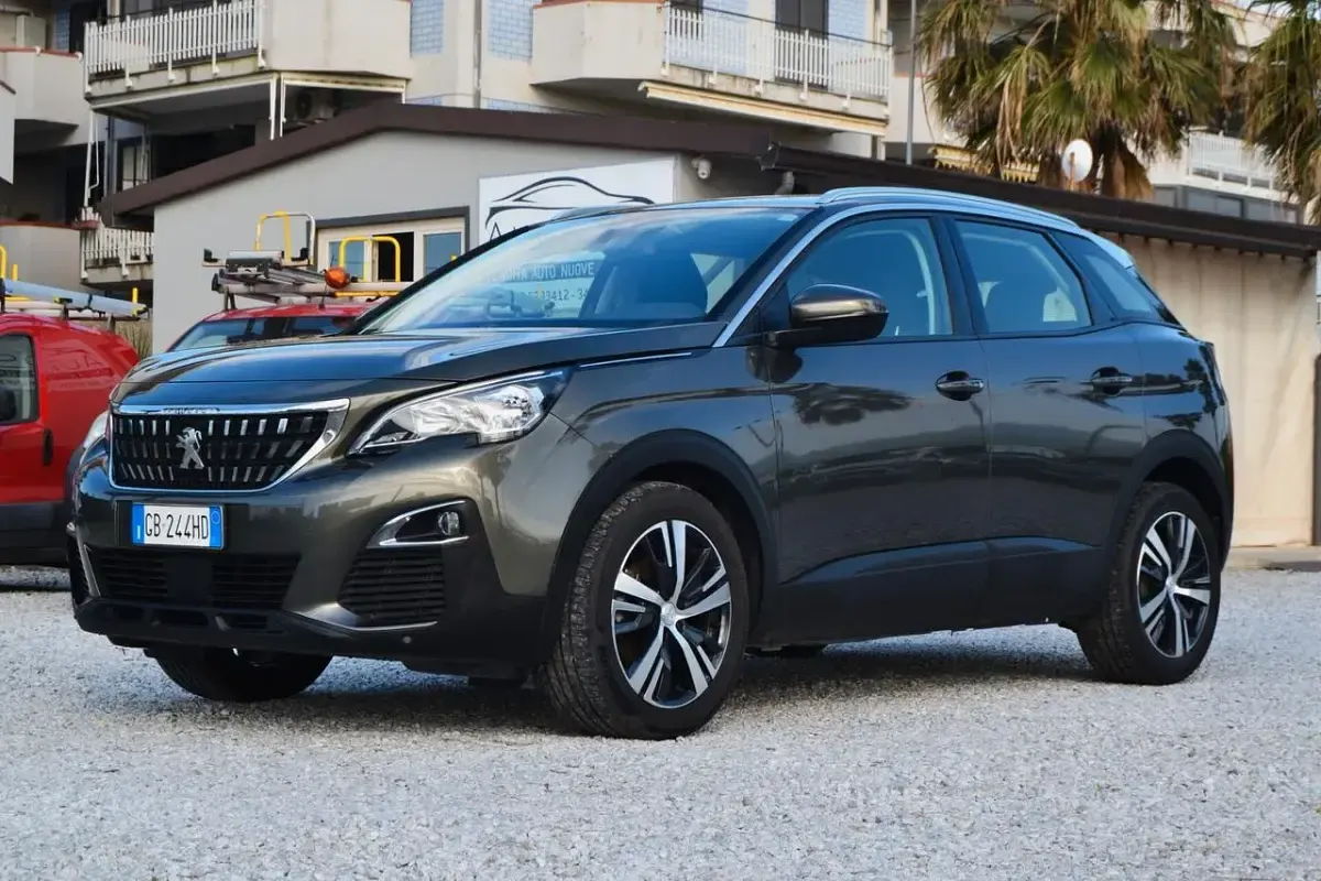 Usata Peugeot 3008 Active 131 CV (96 kW) 2020 Marrone SUV