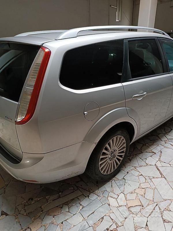 Usata Ford Focus 110 CV (80 kW) 2010 Grigio Station wagon