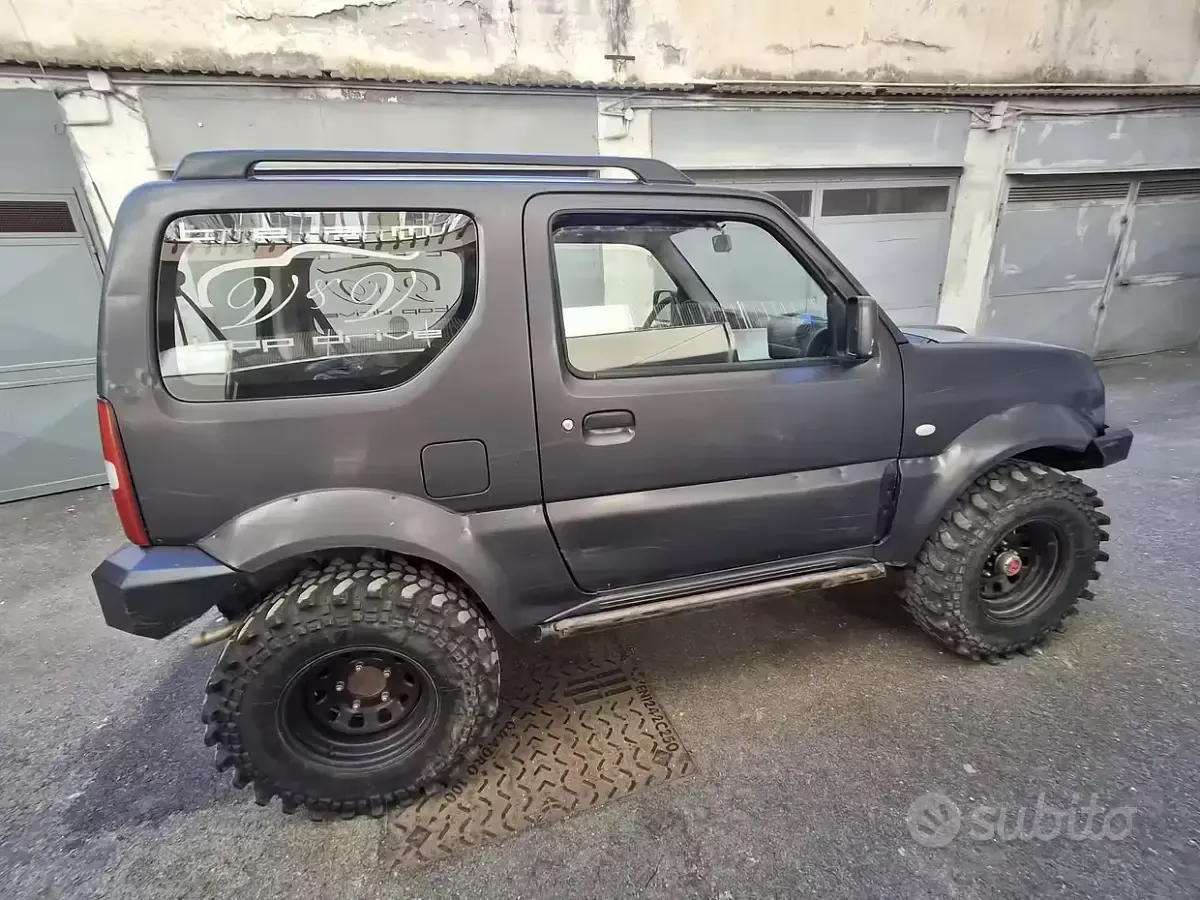 Usata Suzuki Jimny 85 CV (62 kW) 2015 Grigio SUV