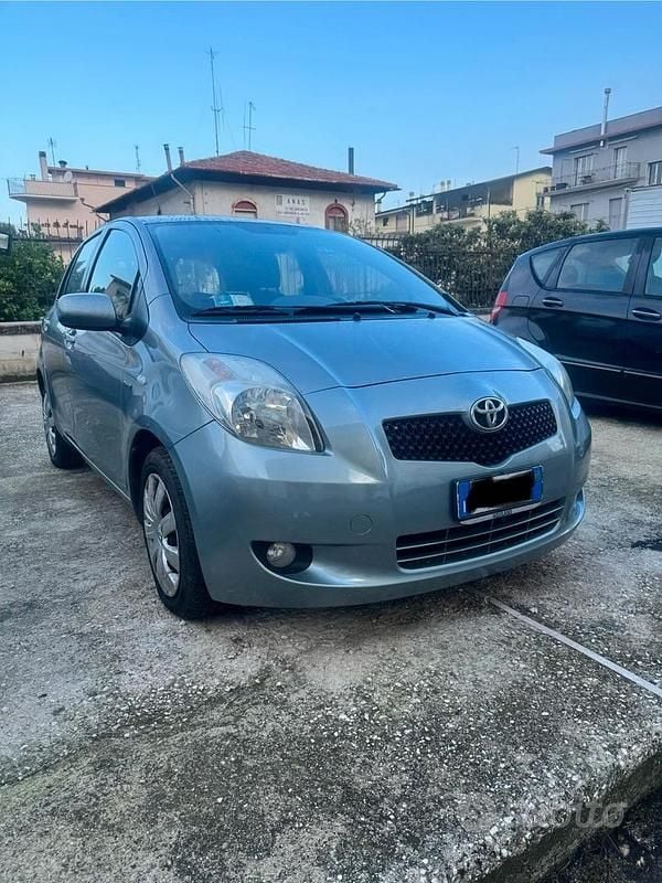 Usata Toyota Yaris 89 CV (65 kW) 2007 Grigio Berlina