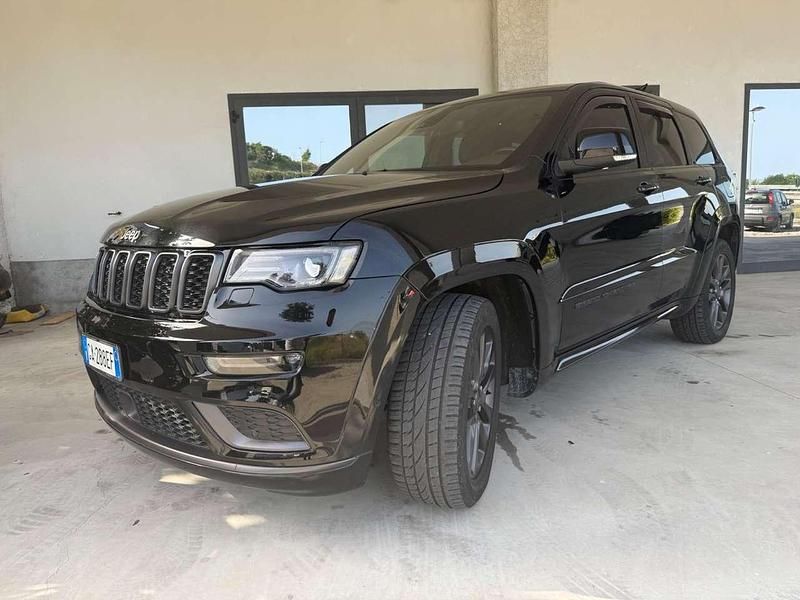 Supporto Targa Jeep Cherokee In Metallo Zinco Nero - Telaio 4 Fori Con Tappi A Vite, Licenza Ufficiale