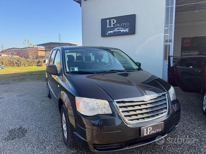 Nero Usata 2009 Chrysler Voyager Limited Monovolume | 6990 € (Buon prezzo) - Immagine 1/4