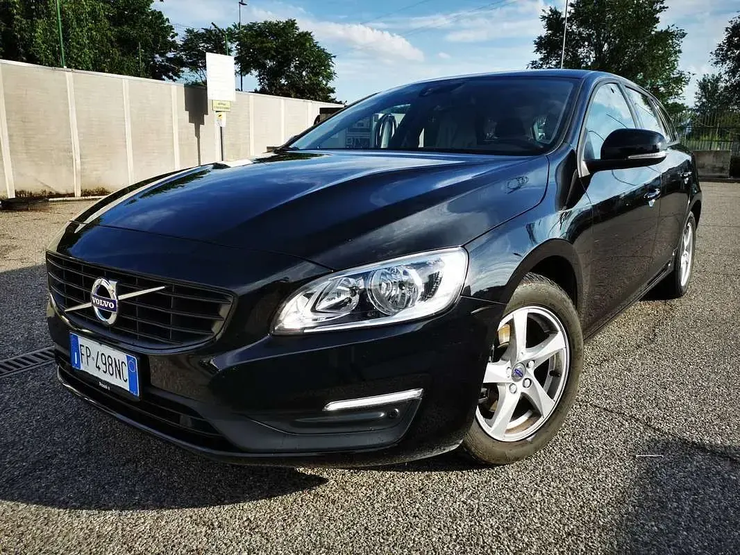 Usata Volvo V60 120 CV (88 kW) 2018 Nero Station wagon